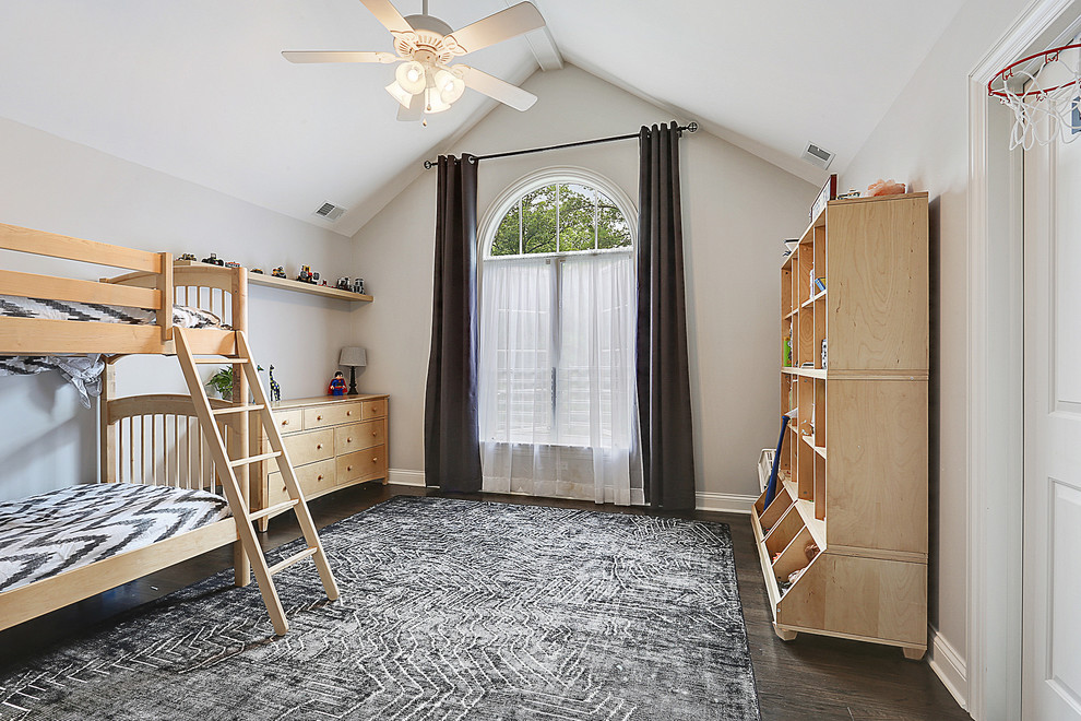 Diseño de dormitorio infantil de 4 a 10 años clásico renovado de tamaño medio con paredes blancas, suelo de madera oscura y suelo marrón