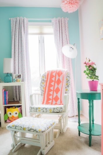 Foto di una cameretta per bambini da 1 a 3 anni classica di medie dimensioni con pareti multicolore e moquette