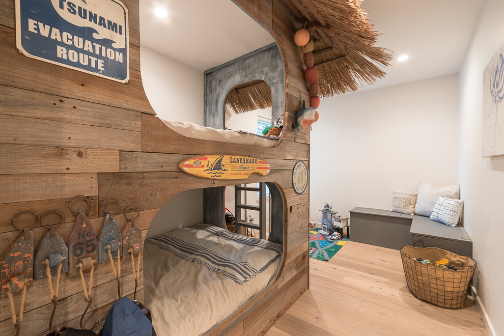 Idéer för ett könsneutralt barnrum kombinerat med sovrum, med vita väggar, ljust trägolv och beiget golv