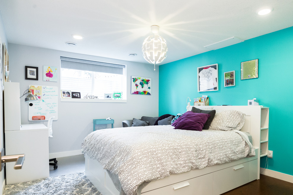 Stilmix Kinderzimmer mit blauer Wandfarbe, Korkboden und braunem Boden in Edmonton