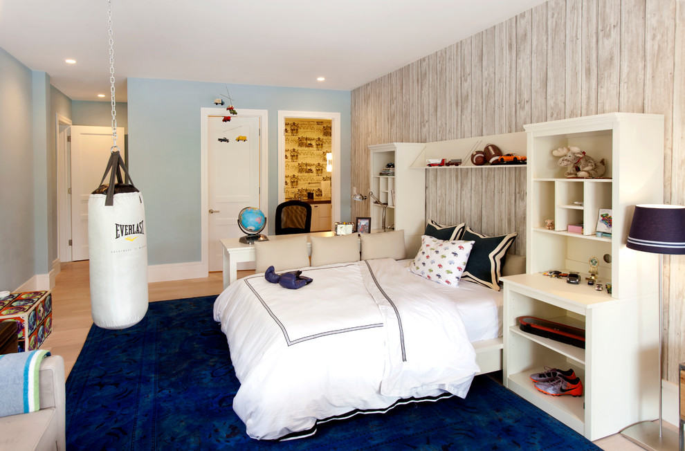 Cette image montre une grande chambre d'enfant traditionnelle avec parquet clair et un mur bleu.