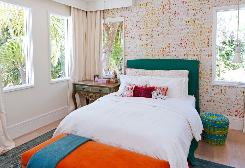 Bild på ett mellanstort vintage barnrum kombinerat med sovrum, med ljust trägolv och flerfärgade väggar