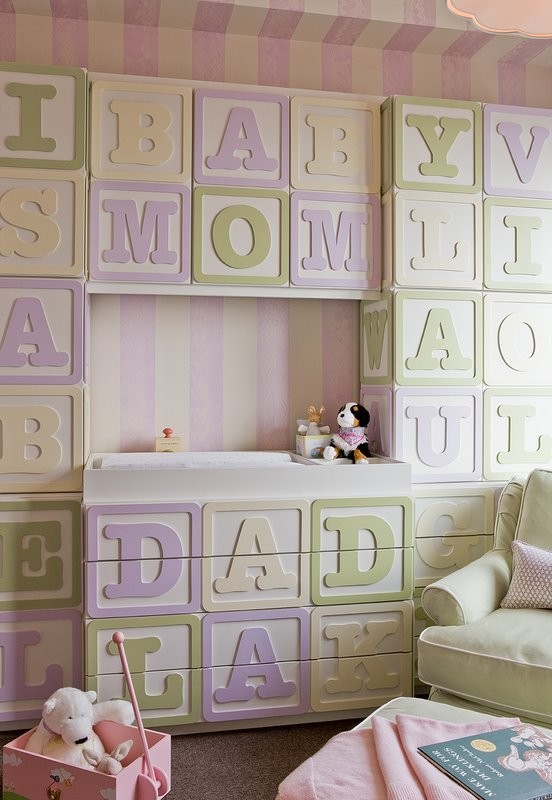 Идея дизайна: большая детская в современном стиле с спальным местом, ковровым покрытием и разноцветными стенами для ребенка от 1 до 3 лет, девочки