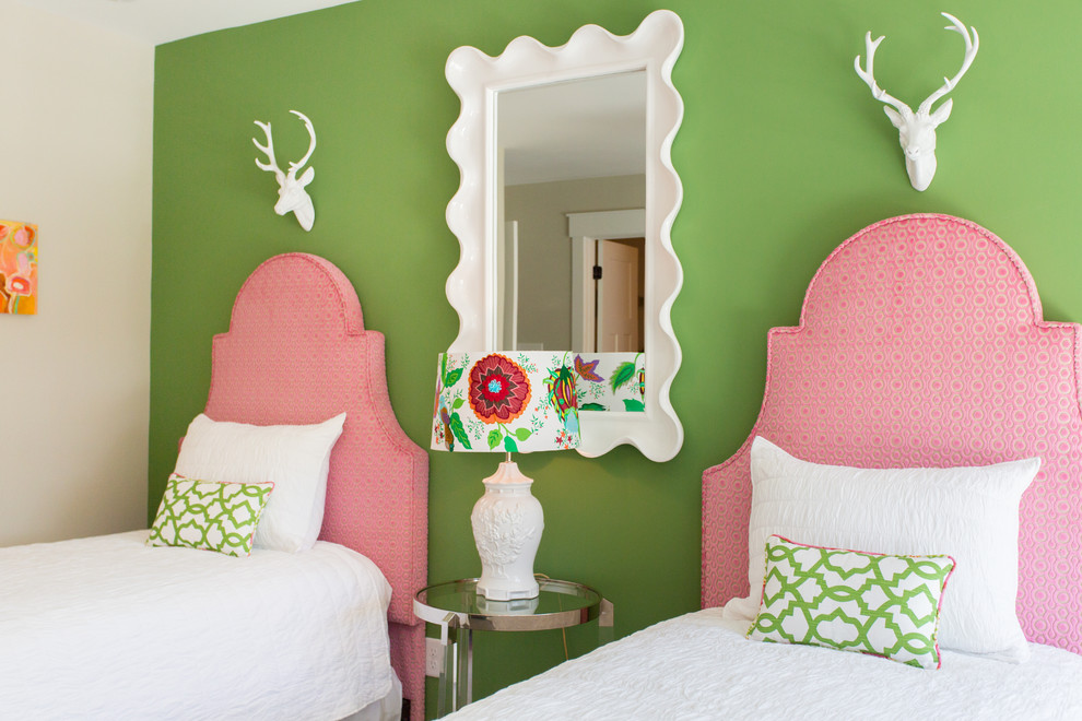На фото: детская в стиле неоклассика (современная классика) с спальным местом и разноцветными стенами для девочки с