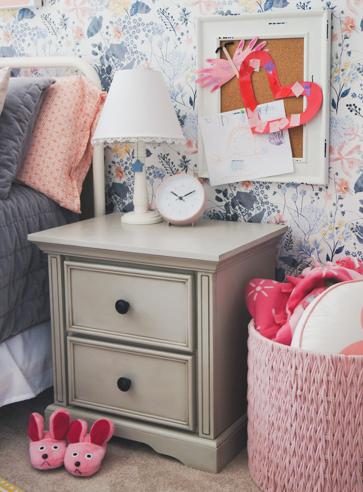 Inspiration för ett mellanstort vintage flickrum kombinerat med sovrum och för 4-10-åringar, med rosa väggar, heltäckningsmatta och beiget golv