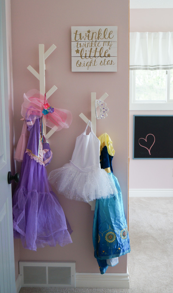 На фото: детская среднего размера в стиле фьюжн с спальным местом, розовыми стенами, ковровым покрытием и бежевым полом для ребенка от 4 до 10 лет, девочки с