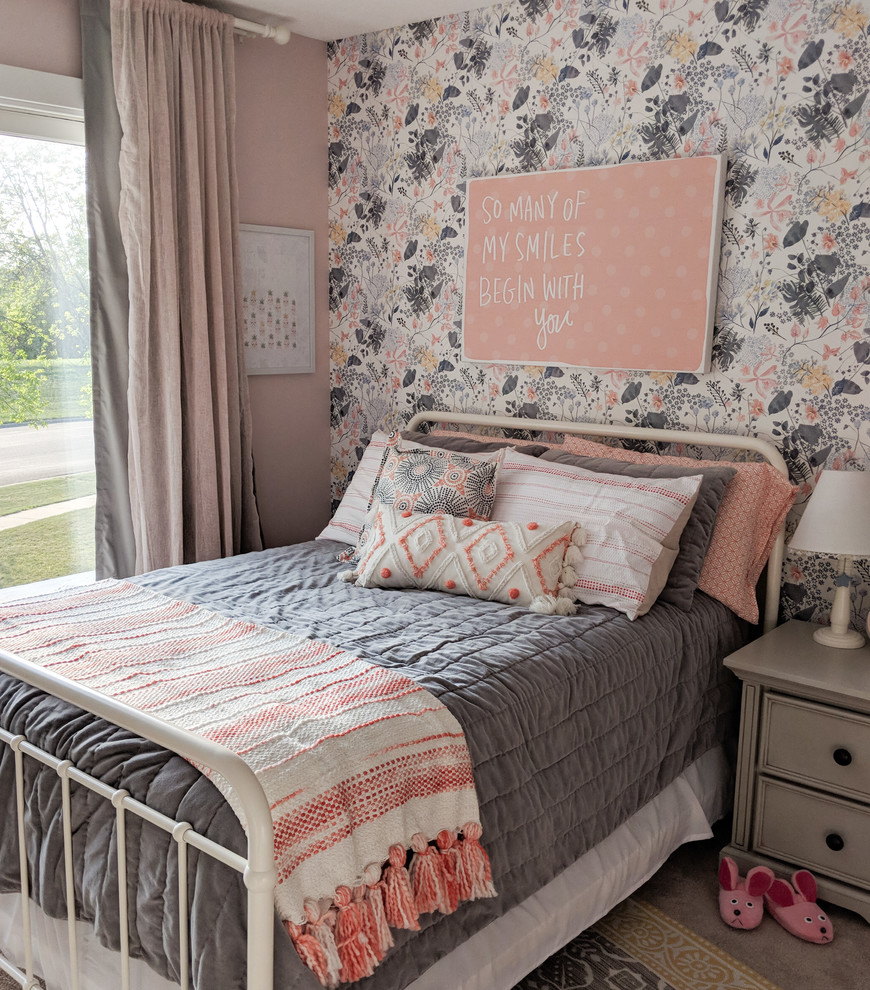 Idéer för mellanstora vintage flickrum kombinerat med sovrum och för 4-10-åringar, med rosa väggar, heltäckningsmatta och beiget golv