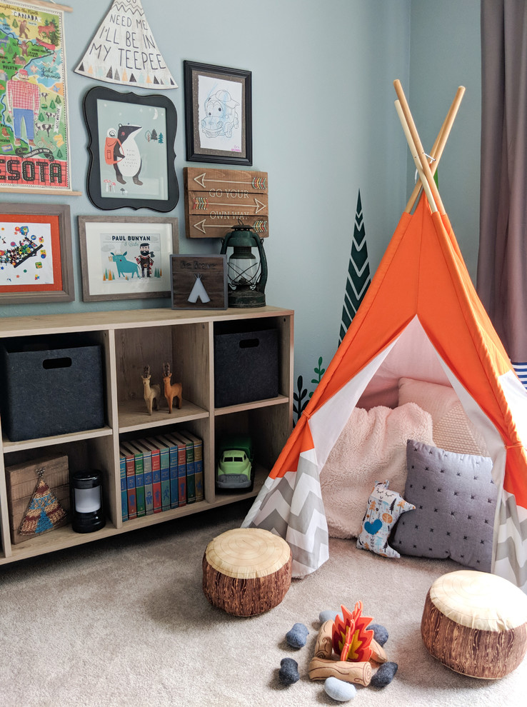 Idee per una cameretta per bambini da 4 a 10 anni boho chic di medie dimensioni con pareti blu, moquette e pavimento beige