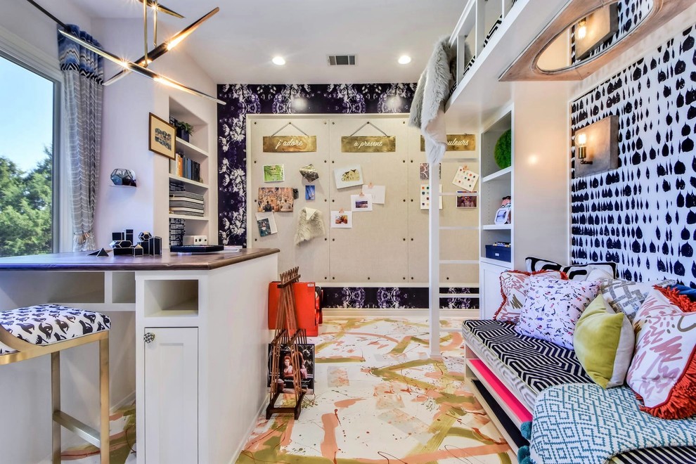 Großes Modernes Kinderzimmer mit Arbeitsecke, bunten Wänden, gebeiztem Holzboden und buntem Boden in Austin