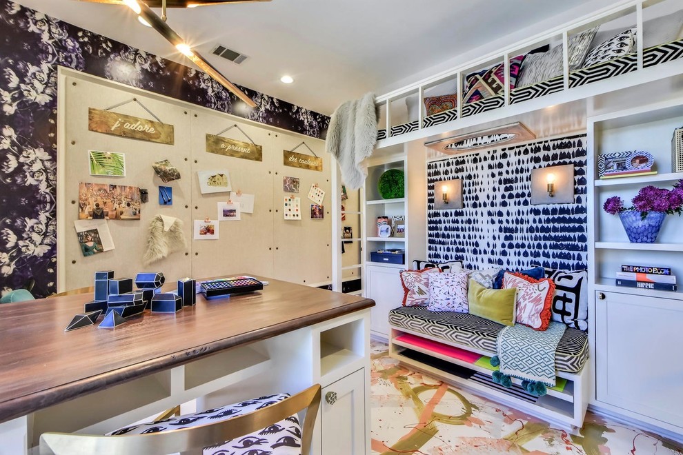Foto på ett stort funkis barnrum kombinerat med skrivbord, med flerfärgade väggar, målat trägolv och flerfärgat golv