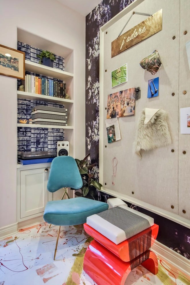 Inspiration för ett stort funkis barnrum kombinerat med skrivbord, med flerfärgade väggar, målat trägolv och flerfärgat golv