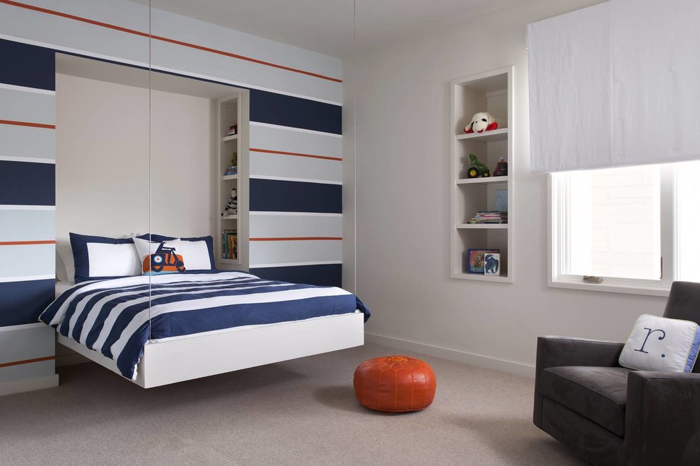 Inspiration för moderna pojkrum kombinerat med sovrum, med heltäckningsmatta och flerfärgade väggar