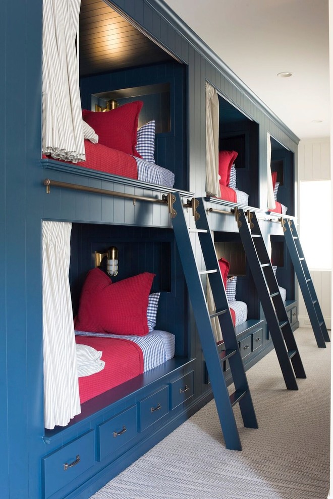 Foto på ett maritimt könsneutralt barnrum kombinerat med sovrum och för 4-10-åringar, med blå väggar och heltäckningsmatta