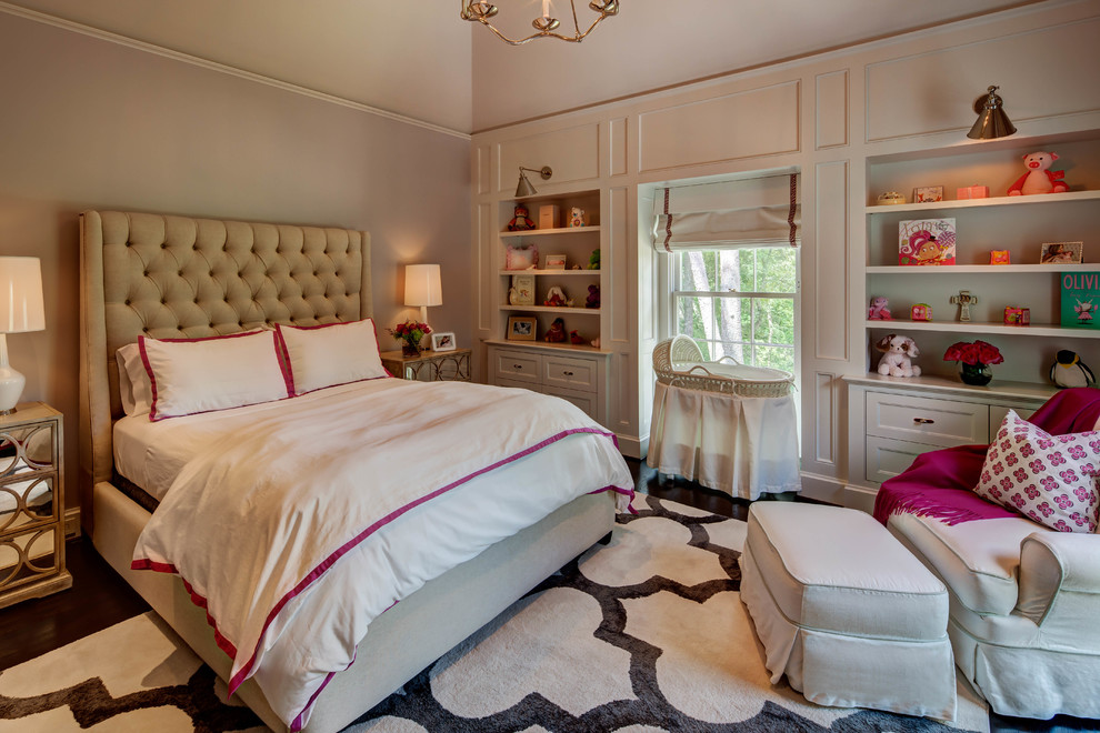 Idéer för ett klassiskt flickrum kombinerat med sovrum, med grå väggar, mörkt trägolv och brunt golv