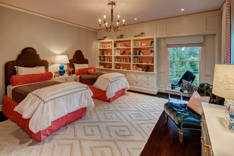 Klassisches Mädchenzimmer mit Schlafplatz, grauer Wandfarbe, dunklem Holzboden und braunem Boden in Houston
