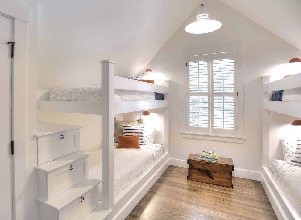 Exempel på ett litet lantligt könsneutralt tonårsrum kombinerat med sovrum, med vita väggar, mellanmörkt trägolv och brunt golv