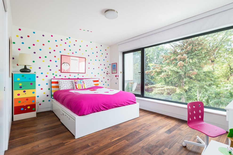 Идея дизайна: детская в стиле модернизм с спальным местом, разноцветными стенами, коричневым полом и паркетным полом среднего тона для ребенка от 4 до 10 лет, девочки