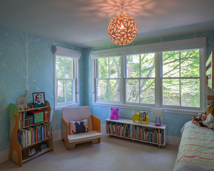 Exemple d'une chambre d'enfant de 1 à 3 ans tendance de taille moyenne avec un mur bleu et moquette.