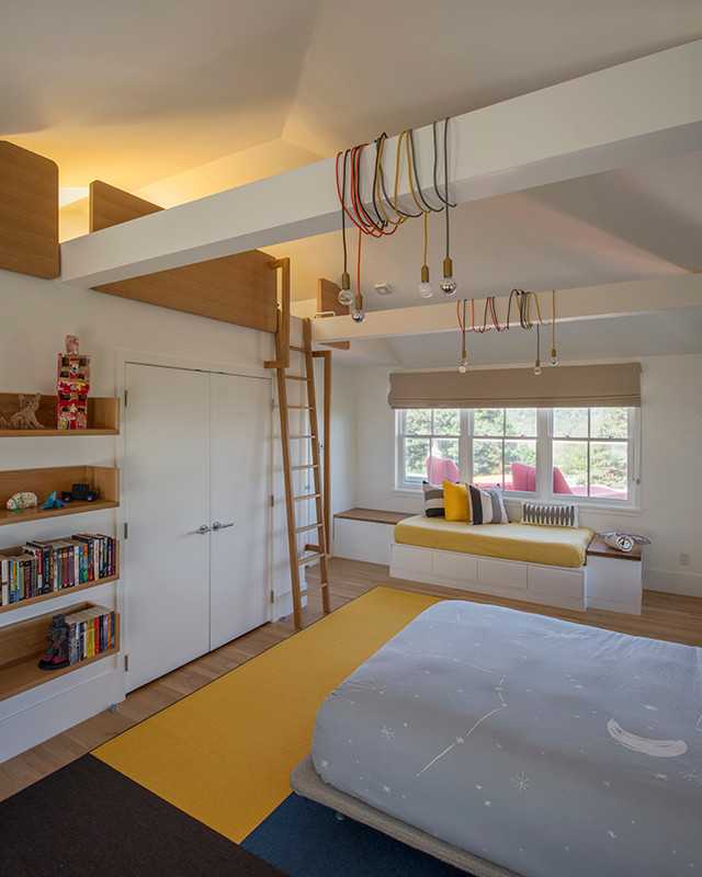 Diseño de dormitorio infantil de 4 a 10 años contemporáneo grande con paredes blancas, suelo de madera clara y suelo beige