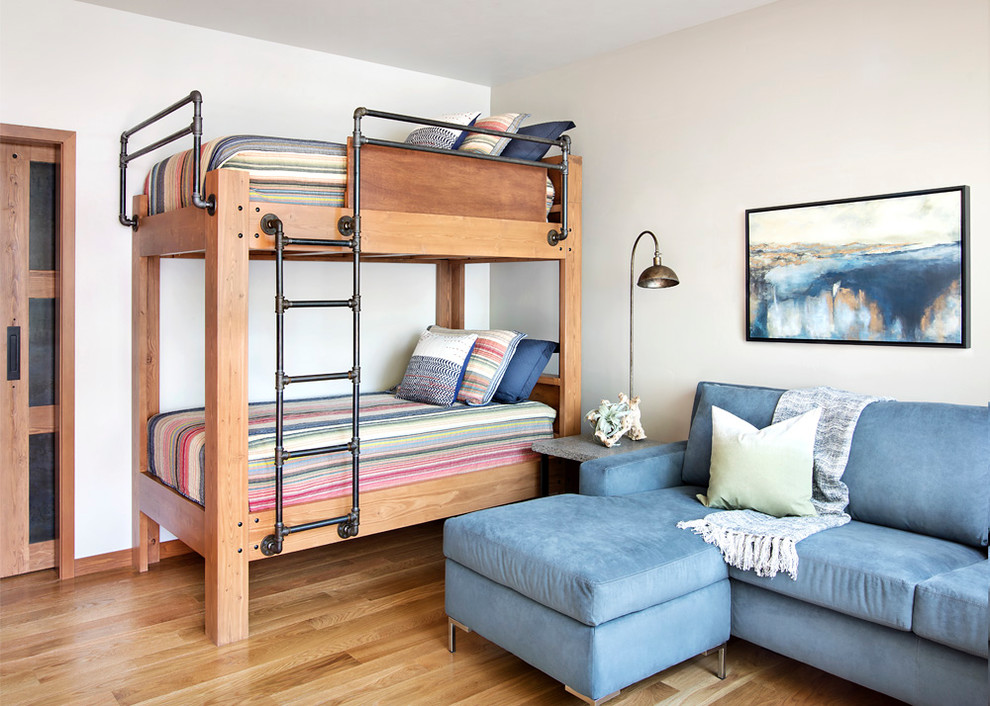 Idée de décoration pour une chambre d'enfant chalet avec parquet clair, un mur blanc et un lit superposé.