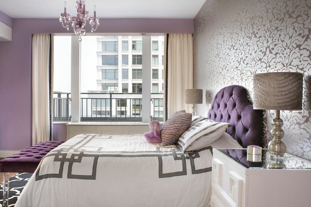 Modelo de dormitorio infantil actual de tamaño medio con paredes púrpuras y suelo de madera en tonos medios