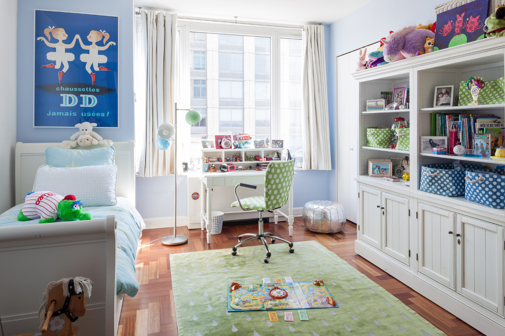 На фото: большая детская в стиле фьюжн с спальным местом, синими стенами и паркетным полом среднего тона для ребенка от 4 до 10 лет, девочки