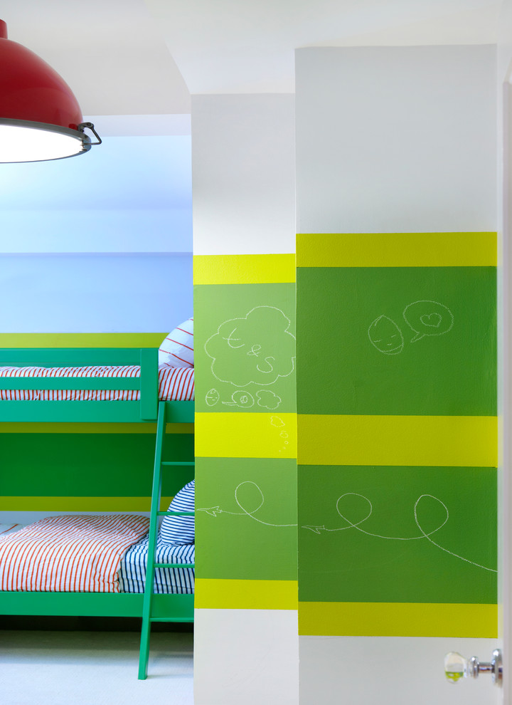 Diseño de dormitorio infantil de 4 a 10 años tradicional renovado de tamaño medio con moqueta y paredes multicolor