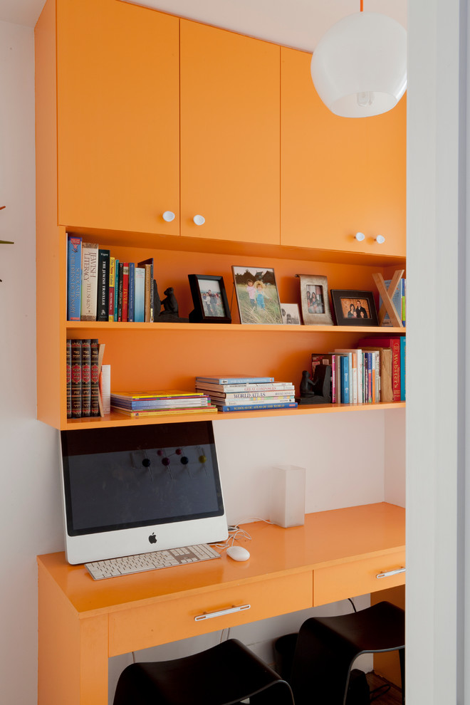 Inspiration pour une petite chambre d'enfant design avec un bureau, un mur blanc et parquet clair.