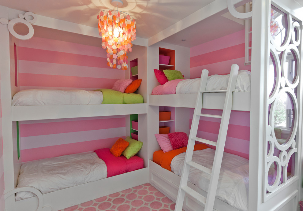 Cette photo montre une grande chambre de fille de 4 à 10 ans chic avec un mur blanc, parquet foncé, un sol marron et un lit superposé.