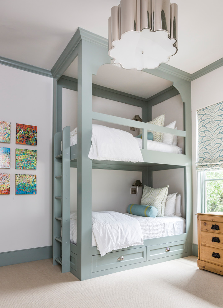 Ispirazione per una cameretta per bambini da 4 a 10 anni stile marino con moquette, pareti bianche e pavimento beige