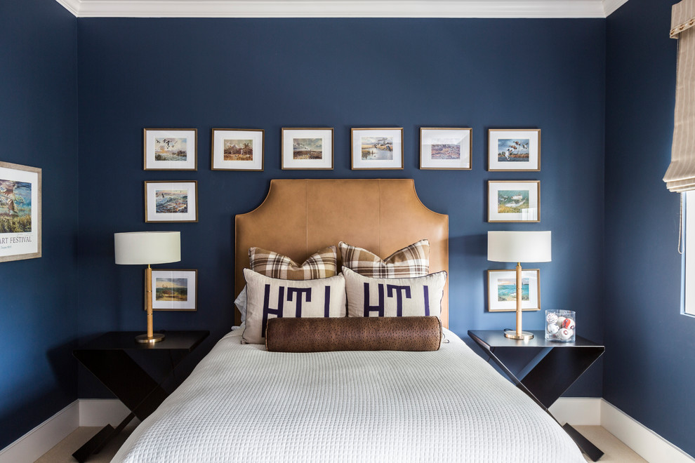 Ejemplo de dormitorio infantil marinero con moqueta, paredes azules y suelo beige