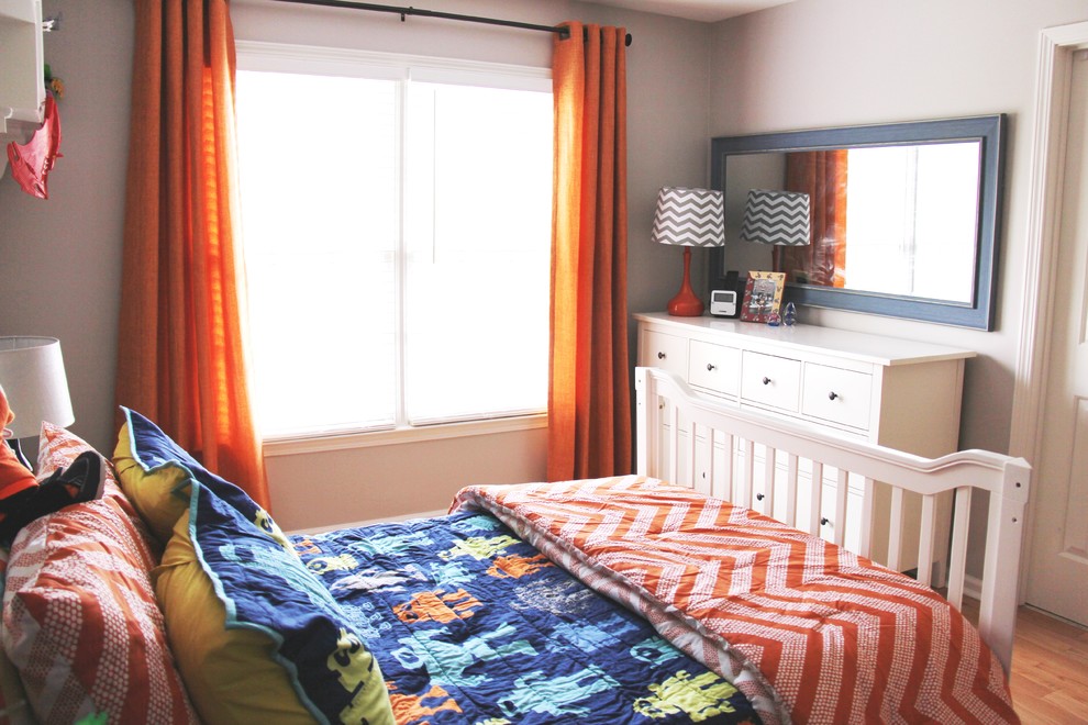 Modelo de dormitorio infantil de 4 a 10 años minimalista de tamaño medio con paredes grises y suelo de madera clara
