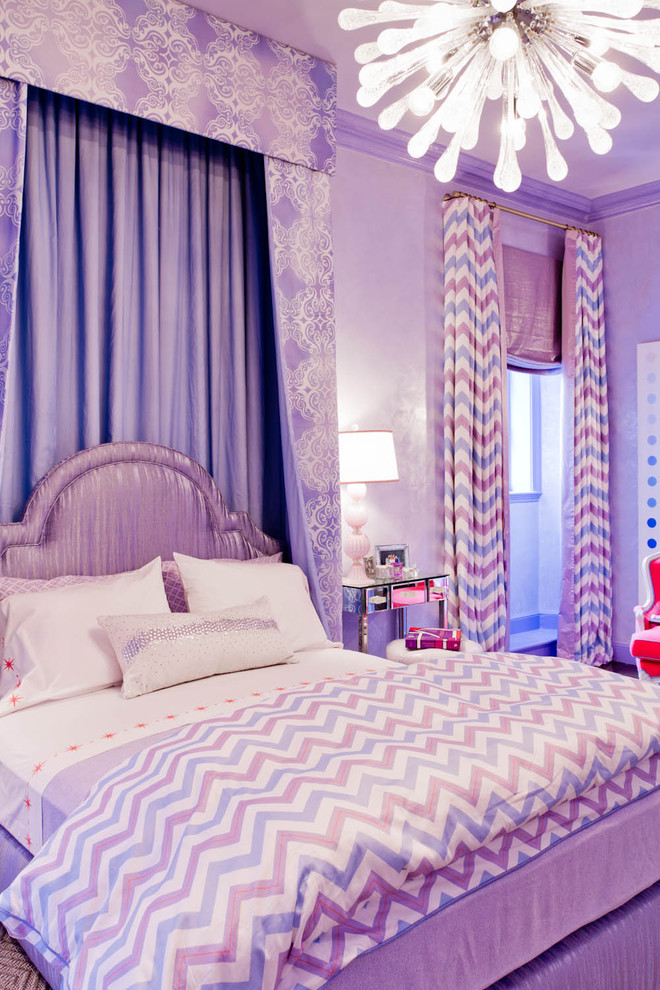 Cette image montre une chambre d'enfant bohème avec un mur violet.
