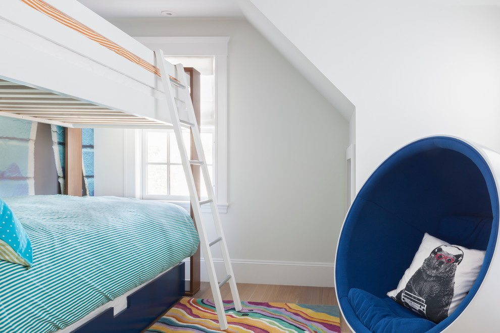 Diseño de dormitorio infantil de 4 a 10 años marinero pequeño con paredes blancas y suelo de madera clara