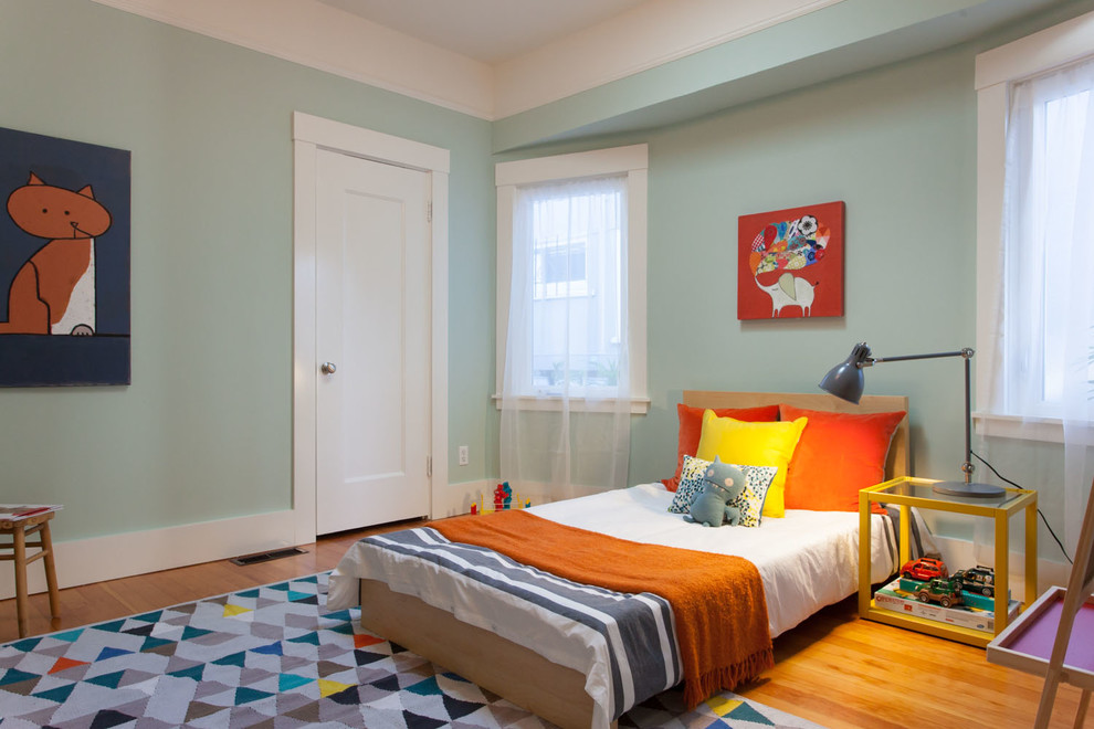 Ejemplo de dormitorio infantil clásico renovado con paredes azules y suelo de madera en tonos medios