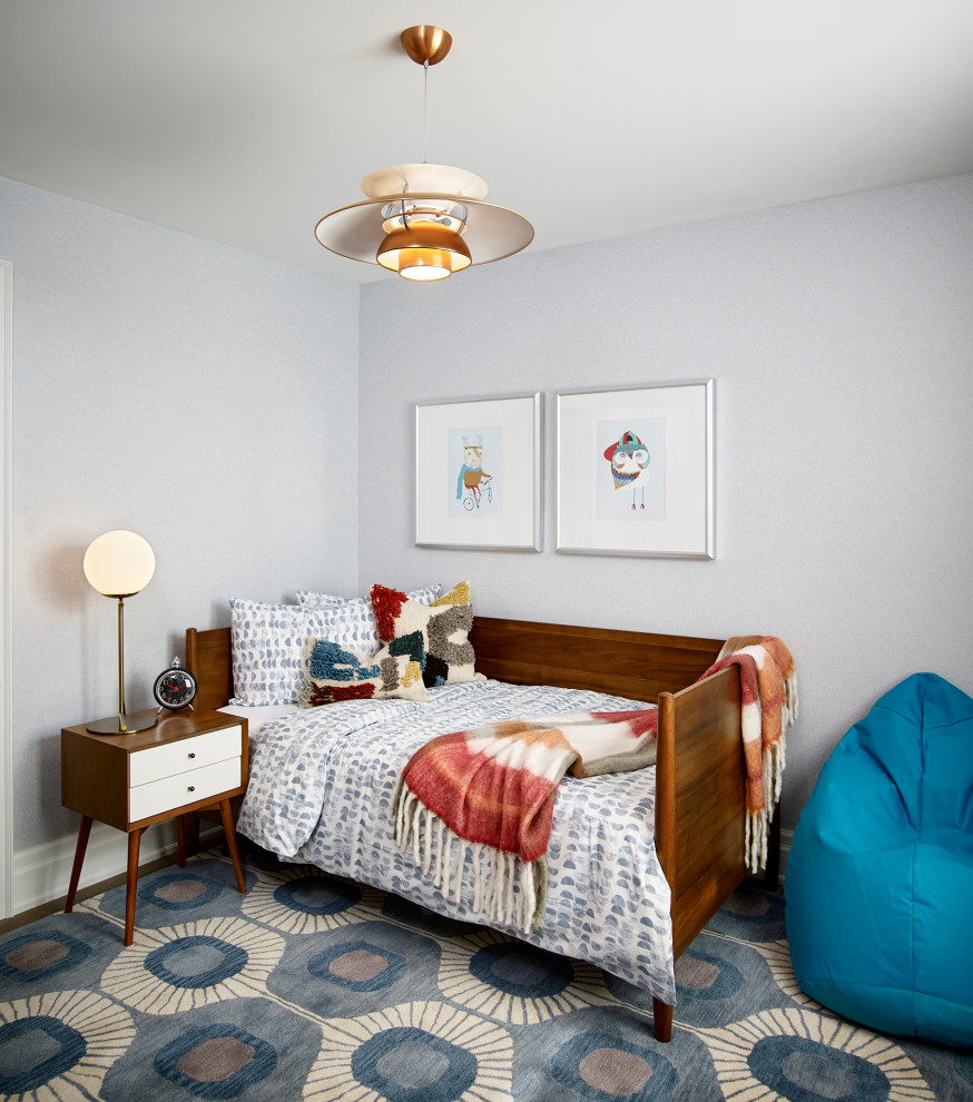 Idée de décoration pour une petite chambre d'enfant de 4 à 10 ans tradition avec un mur bleu, parquet clair, un sol beige et du papier peint.