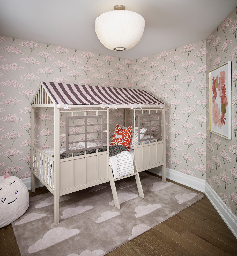 Modelo de dormitorio infantil de 1 a 3 años tradicional renovado pequeño con paredes beige, suelo de madera clara, suelo beige y papel pintado