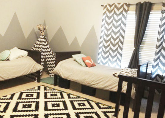 На фото: нейтральная детская среднего размера в современном стиле с спальным местом, серыми стенами и ковровым покрытием для ребенка от 4 до 10 лет с