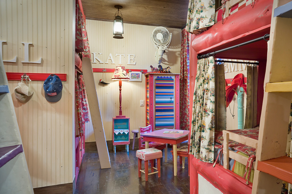 Idéer för att renovera ett rustikt flickrum kombinerat med lekrum och för 4-10-åringar, med beige väggar och mörkt trägolv