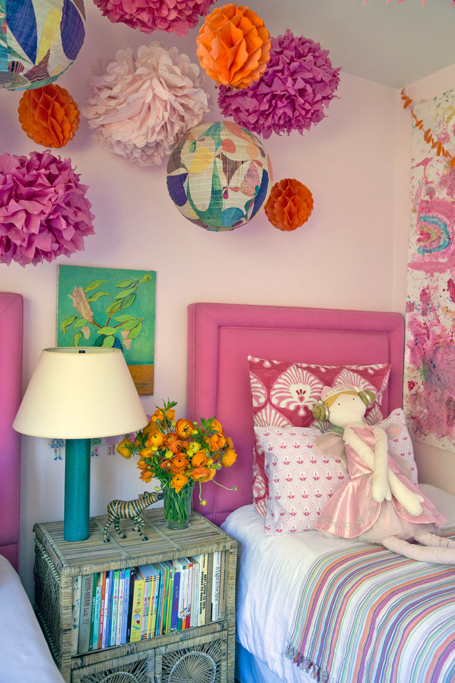 Imagen de dormitorio infantil de 4 a 10 años tradicional renovado de tamaño medio con paredes rosas y moqueta
