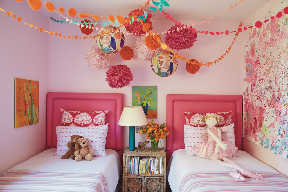 Foto di una cameretta per bambini da 4 a 10 anni chic di medie dimensioni con pareti rosa e moquette