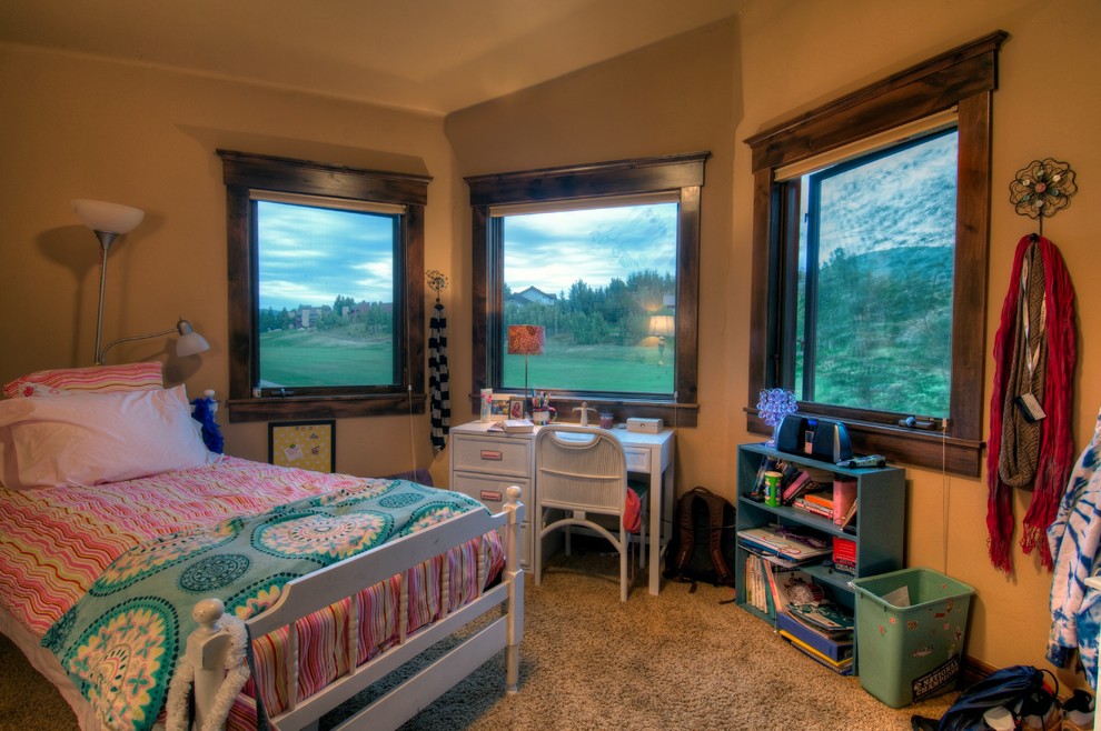 Modelo de dormitorio infantil tradicional de tamaño medio con paredes beige y moqueta