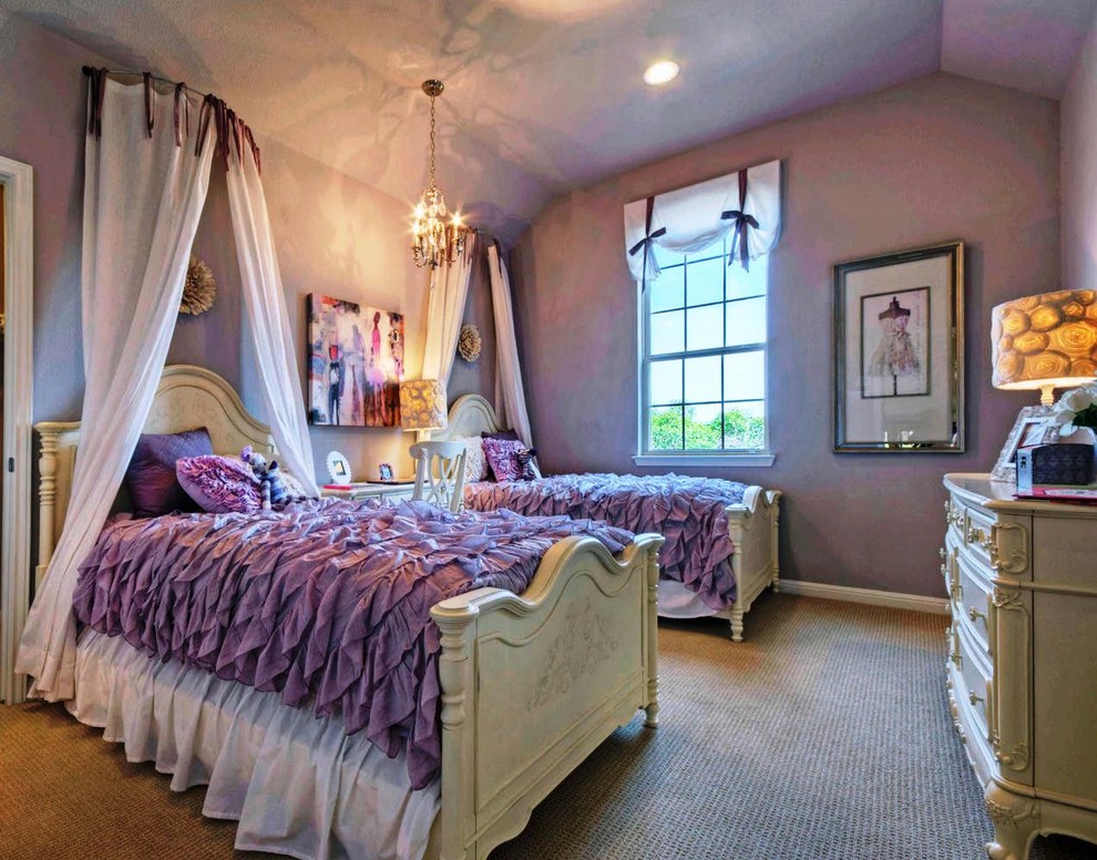 Imagen de dormitorio infantil de 4 a 10 años clásico renovado de tamaño medio con paredes púrpuras y moqueta