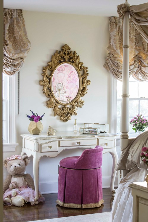 столик с зеркалом золотым ажурным классической квартиры