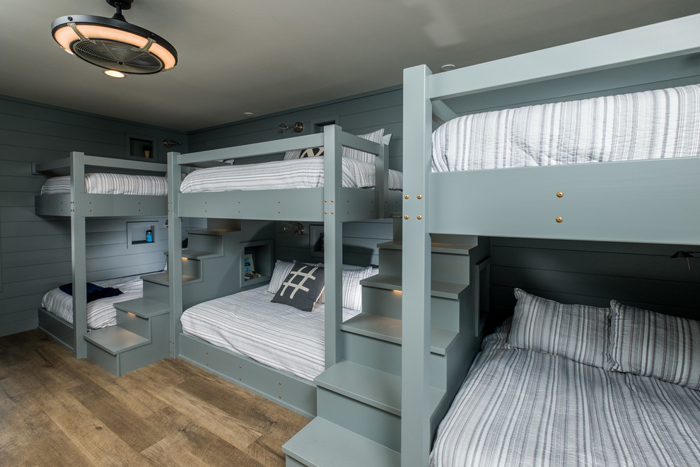 Свежая идея для дизайна: детская с спальным местом и серыми стенами для двоих детей - отличное фото интерьера