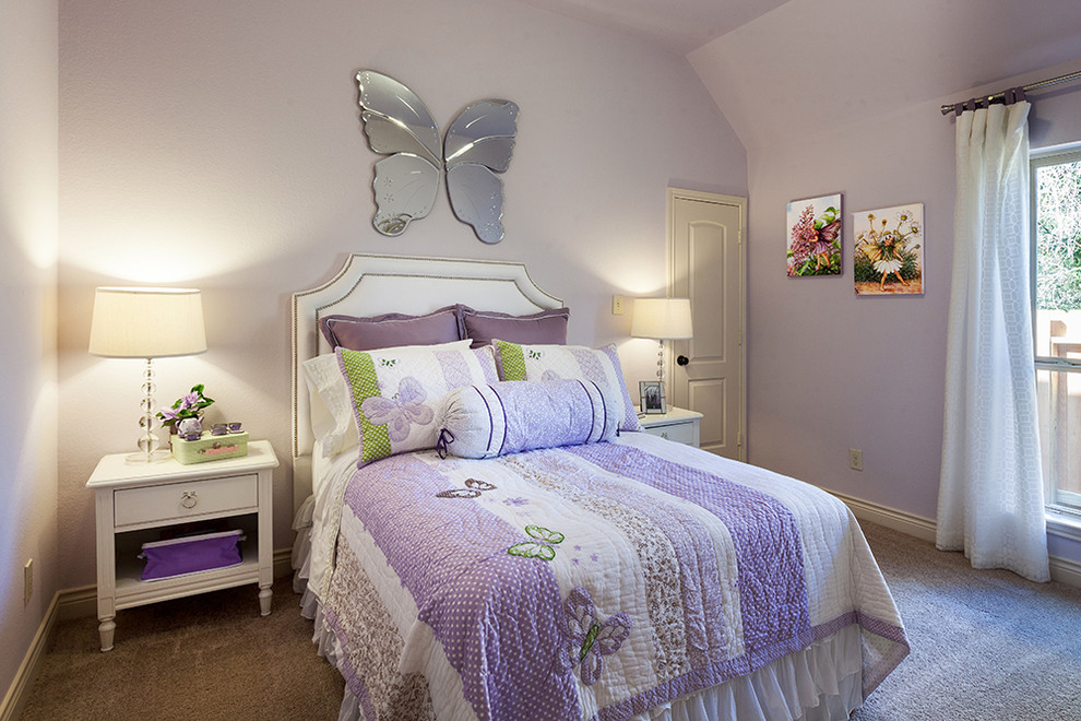 Aménagement d'une chambre d'enfant classique avec un mur violet et moquette.