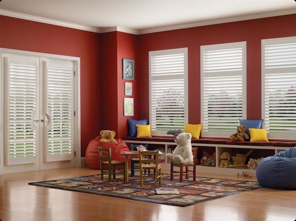 Idées déco pour une grande chambre d'enfant de 1 à 3 ans classique avec un mur rouge, parquet clair et un sol marron.