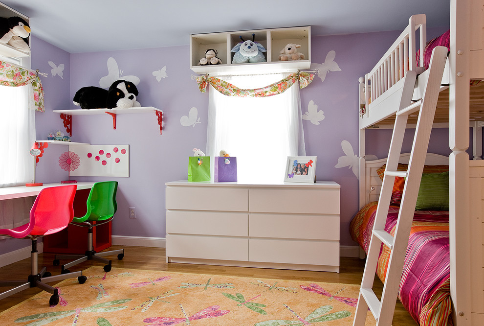 Inredning av ett modernt barnrum, med lila väggar