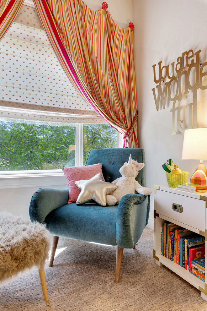 Aménagement d'une chambre d'enfant de 4 à 10 ans contemporaine de taille moyenne avec un mur multicolore, moquette et un sol beige.
