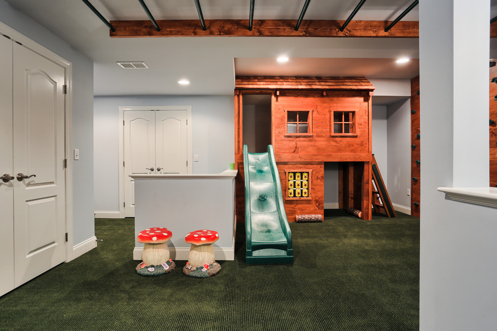 На фото: нейтральная детская с игровой среднего размера в классическом стиле с серыми стенами и ковровым покрытием